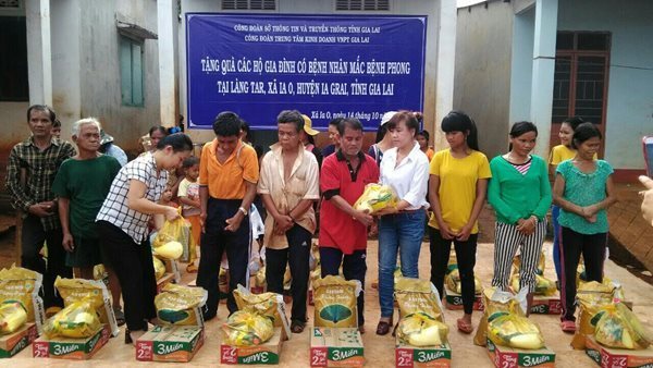 Tổ chức tặng quà cho các hộ gia đình có bệnh nhân mắc bệnh phong tại Làng Tar, xã Ia O, huyện Ia Grai, tỉnh Gia Lai